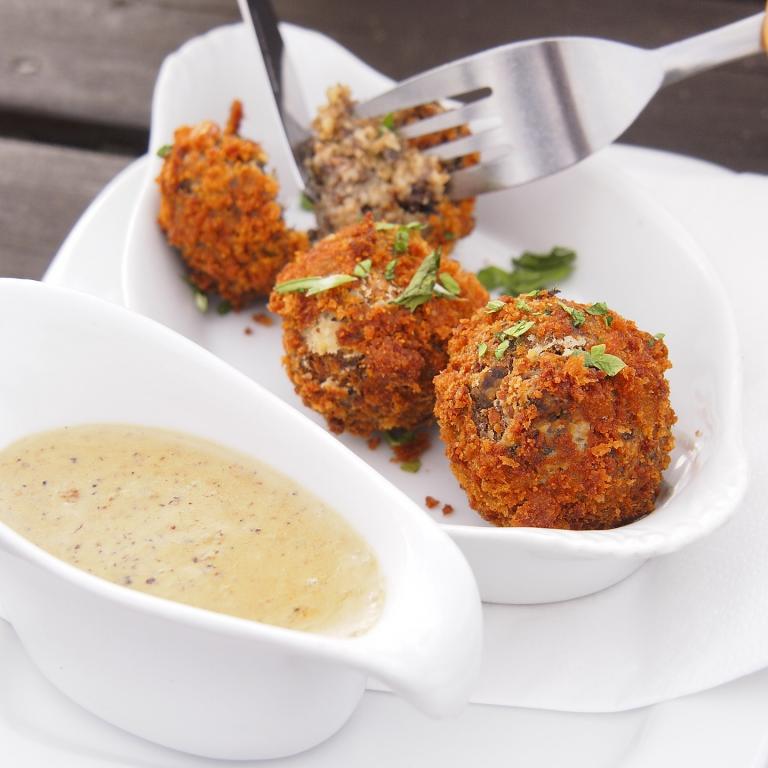 Croquettes avec une farce à base de vers de farine